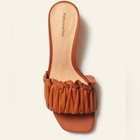 Reformation Shereen Ruched Block Heel Mule in Pecan 9 - Picture 3 of 12